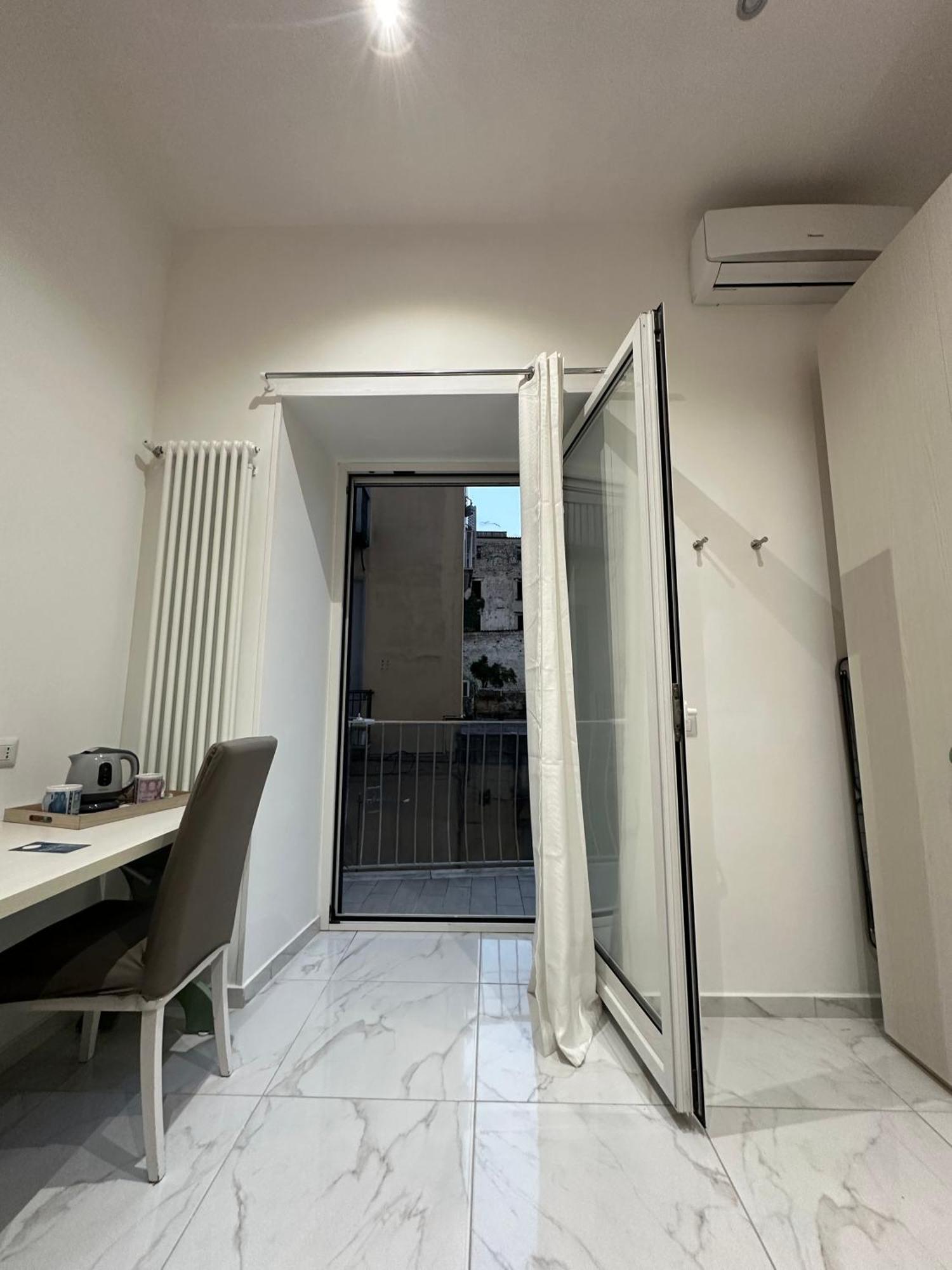 Santa Chiara Garden View B&B เนเปิลส์ ภายนอก รูปภาพ